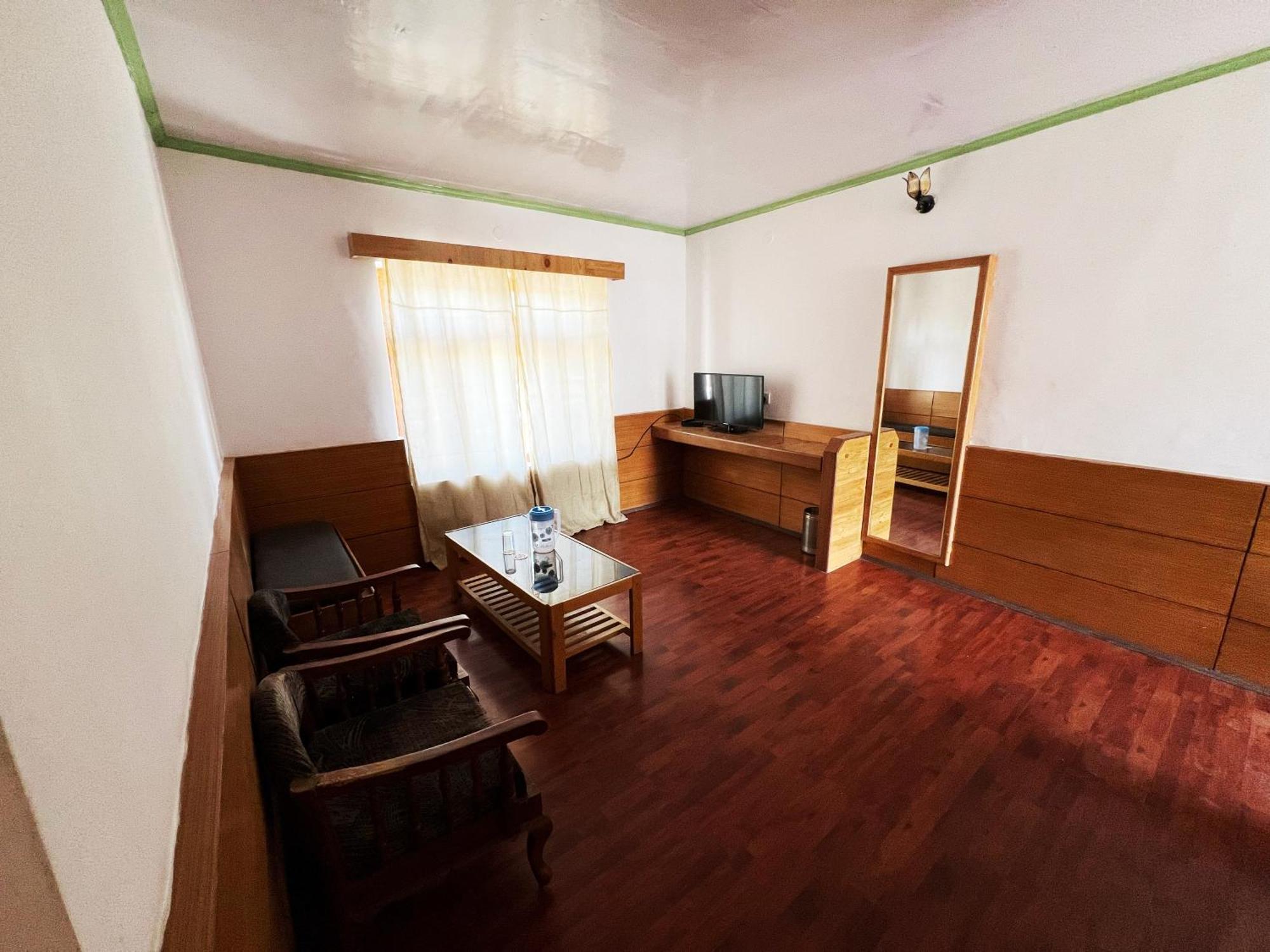 Hotel Lumbini Лех Екстериор снимка