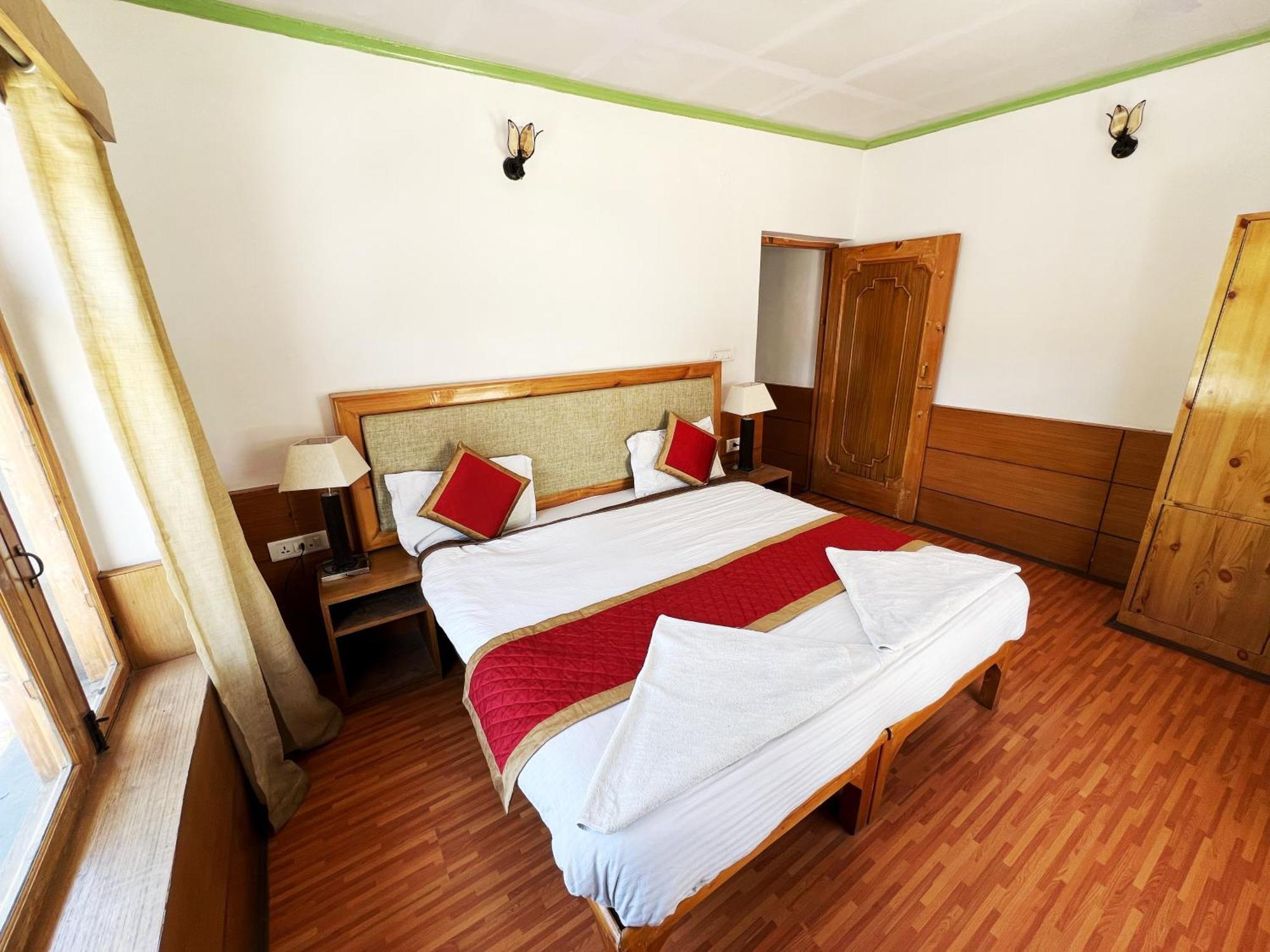 Hotel Lumbini Лех Екстериор снимка