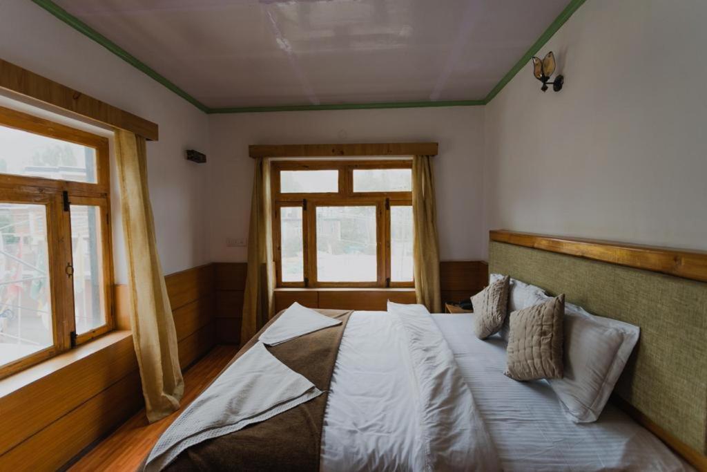 Hotel Lumbini Лех Екстериор снимка